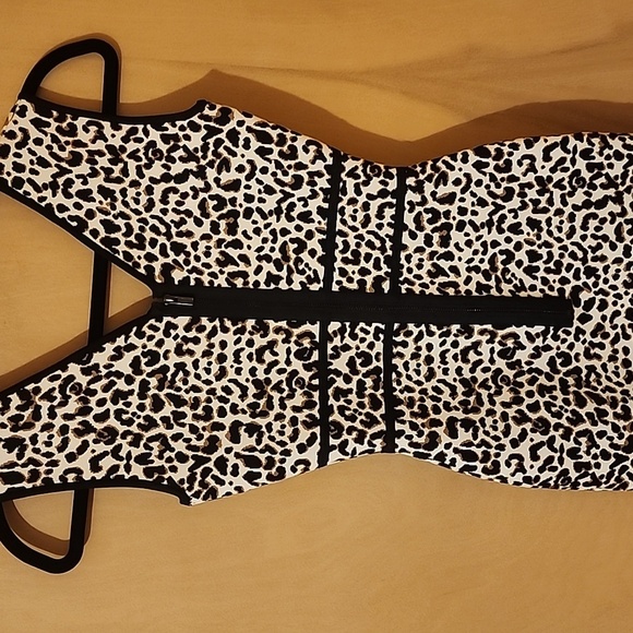 Fancy leopard, body cone,mini dress.beautiful,thick material size xs - Picture 4 of 5